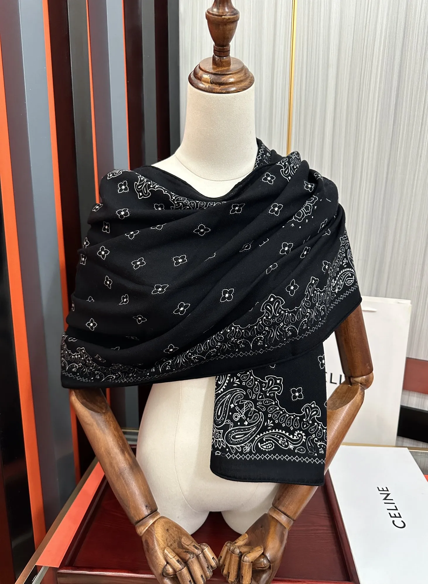 【CELINE セリーヌ】スカーフ 65*185CM  241108