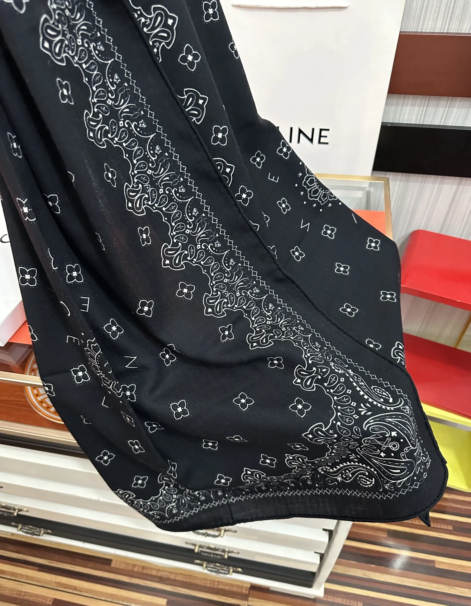 【CELINE セリーヌ】スカーフ 65*185CM  241108