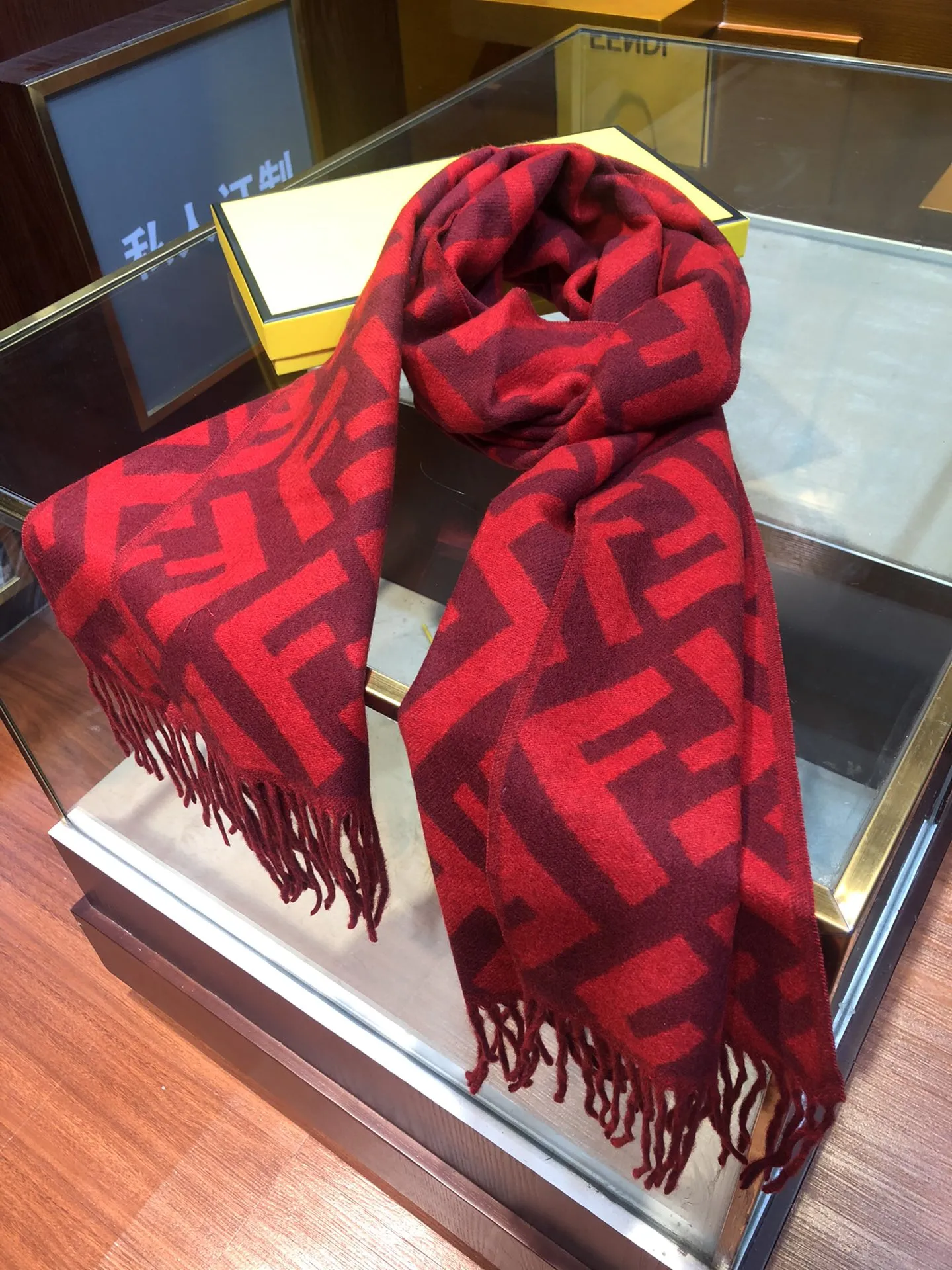 【FENDI  フェンディ】スカーフ 65*180CM   241207