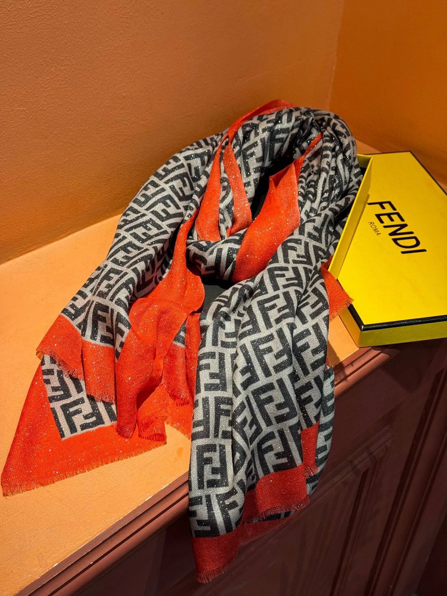 【FENDI  フェンディ】スカーフ 30*180CM   241207