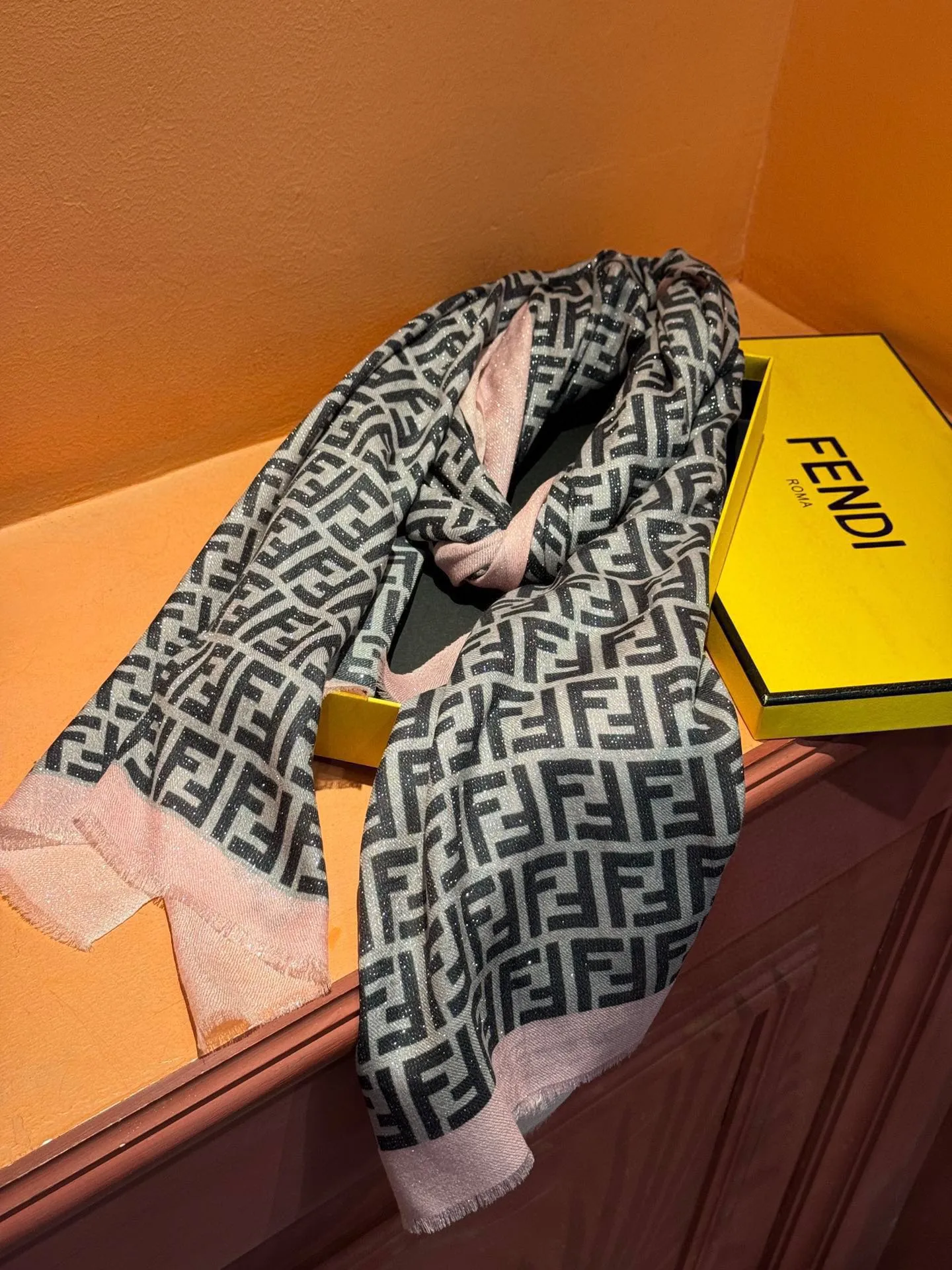 【FENDI  フェンディ】スカーフ 30*180CM   241207