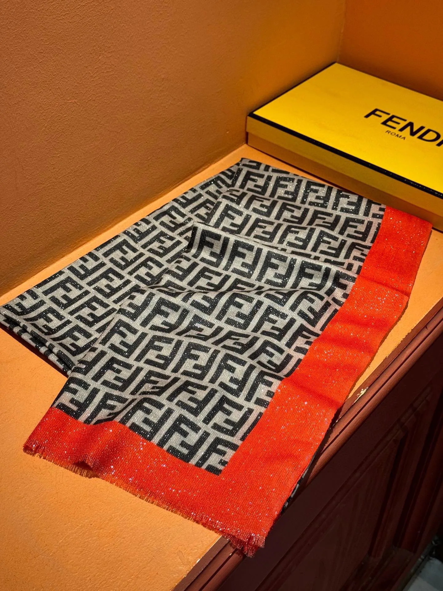 【FENDI  フェンディ】スカーフ 30*180CM   241207