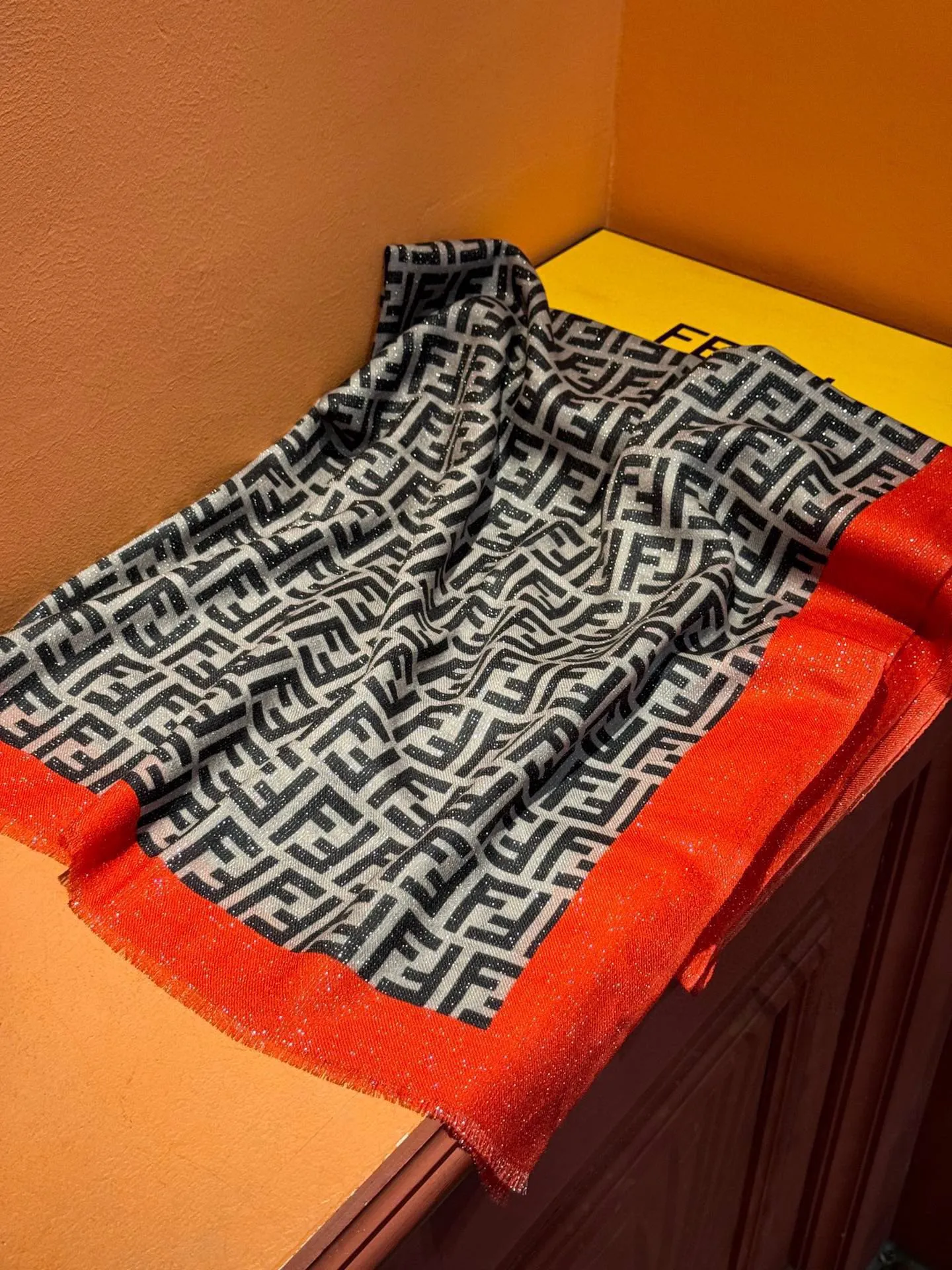 【FENDI  フェンディ】スカーフ 30*180CM   241207