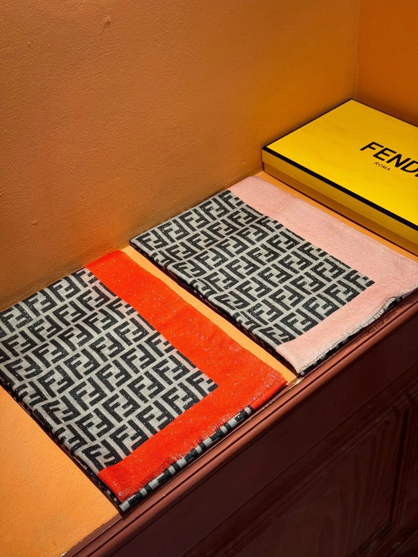【FENDI  フェンディ】スカーフ 30*180CM   241207