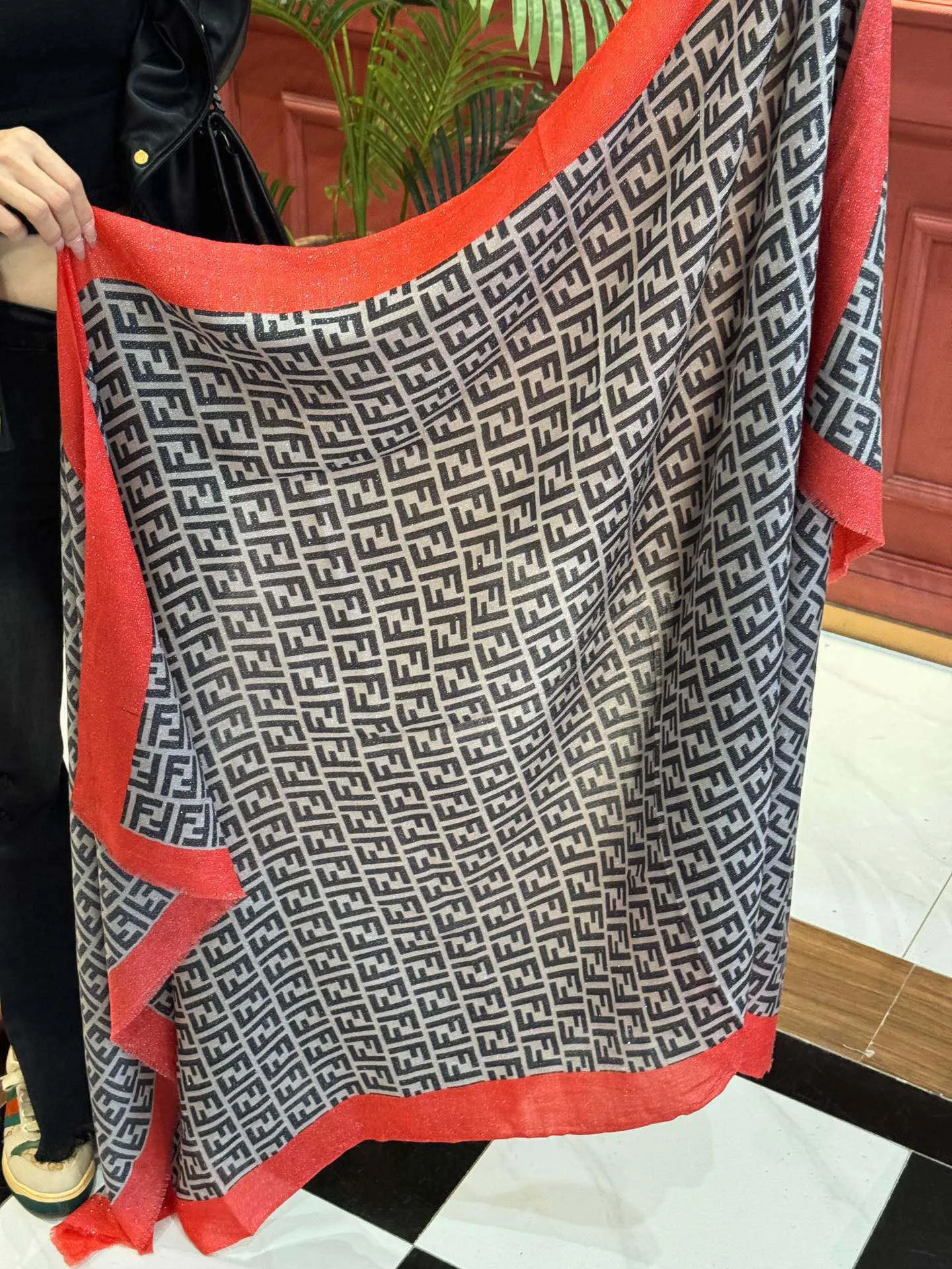 【FENDI  フェンディ】スカーフ 30*180CM   241207