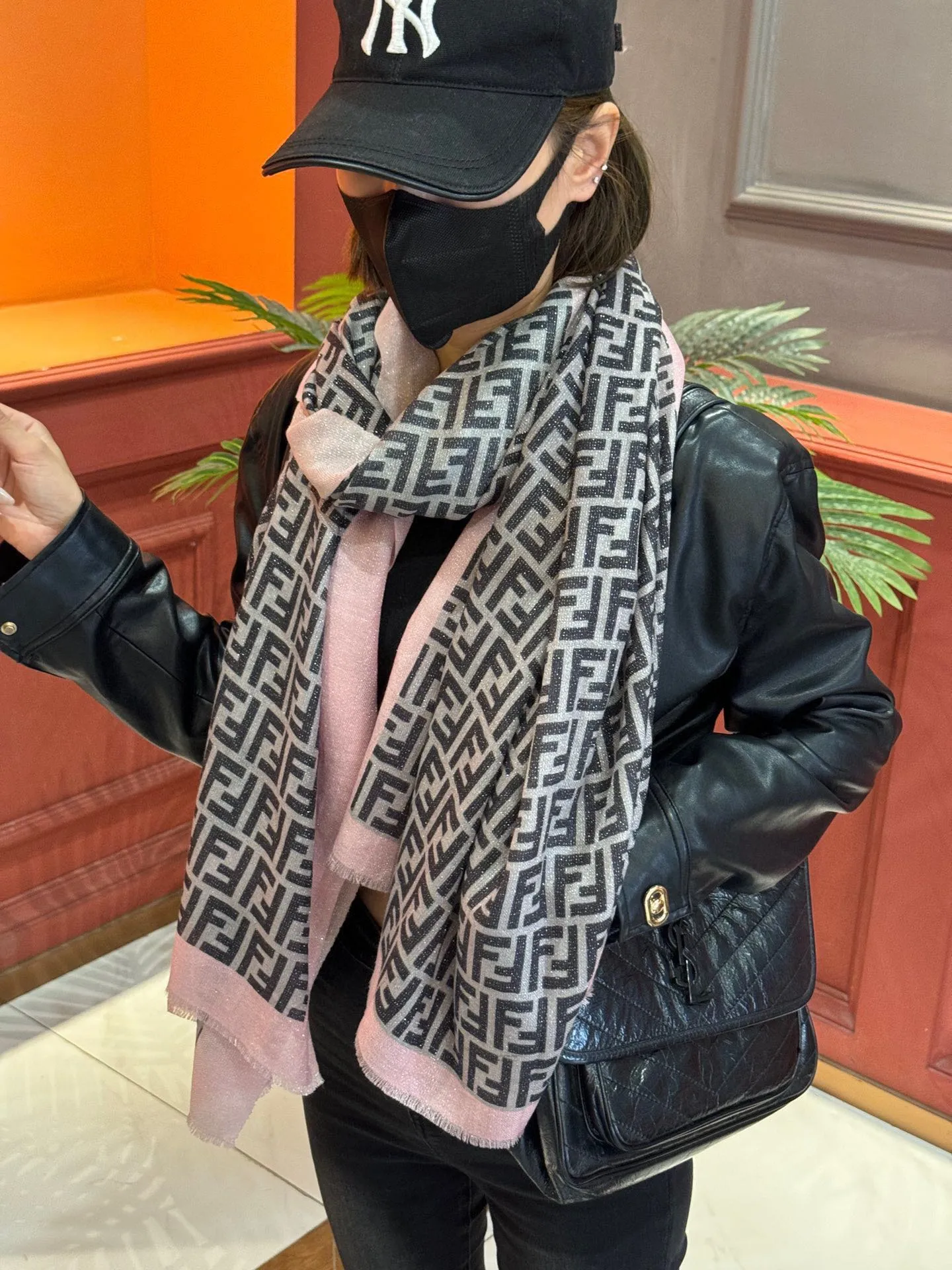 【FENDI  フェンディ】スカーフ 30*180CM   241207