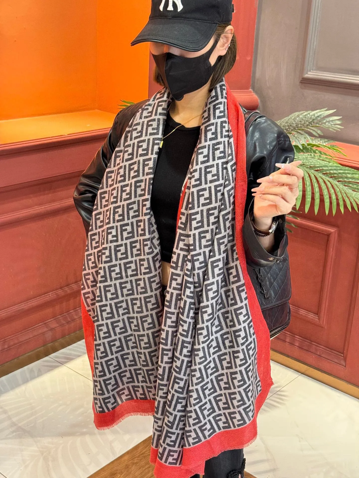 【FENDI  フェンディ】スカーフ 30*180CM   241207