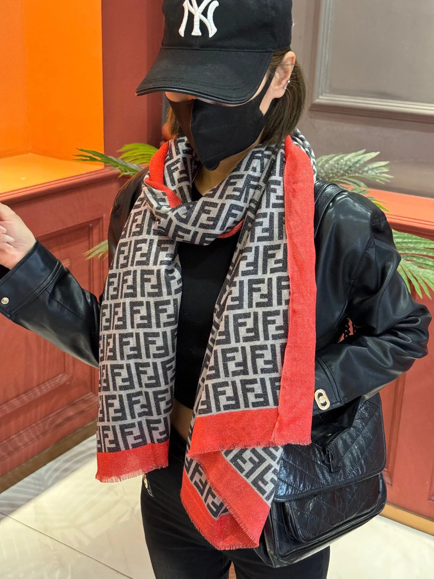 【FENDI  フェンディ】スカーフ 30*180CM   241207