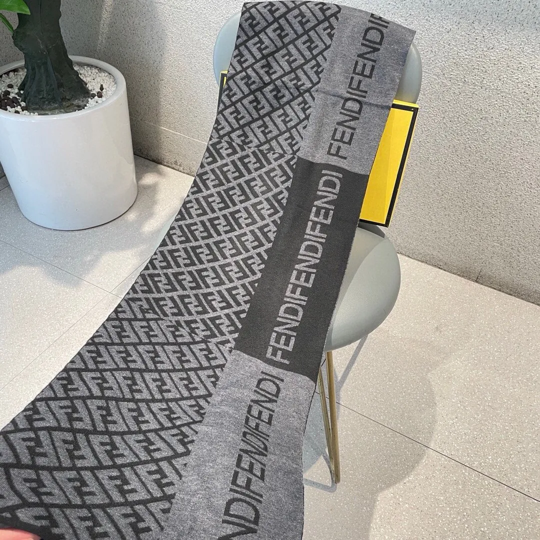 【FENDI  フェンディ】スカーフ 180*32CM   241207