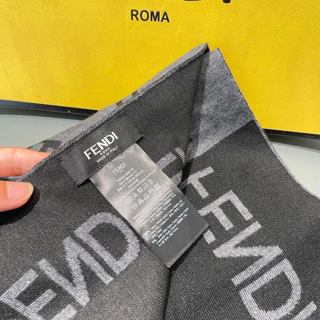 【FENDI  フェンディ】スカーフ 180*32CM   241207