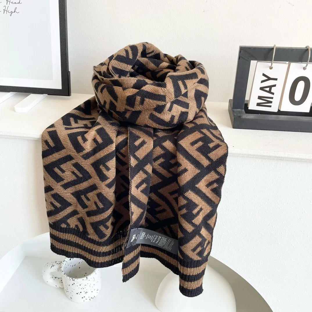 【FENDI  フェンディ】スカーフ 180*32CM   241207