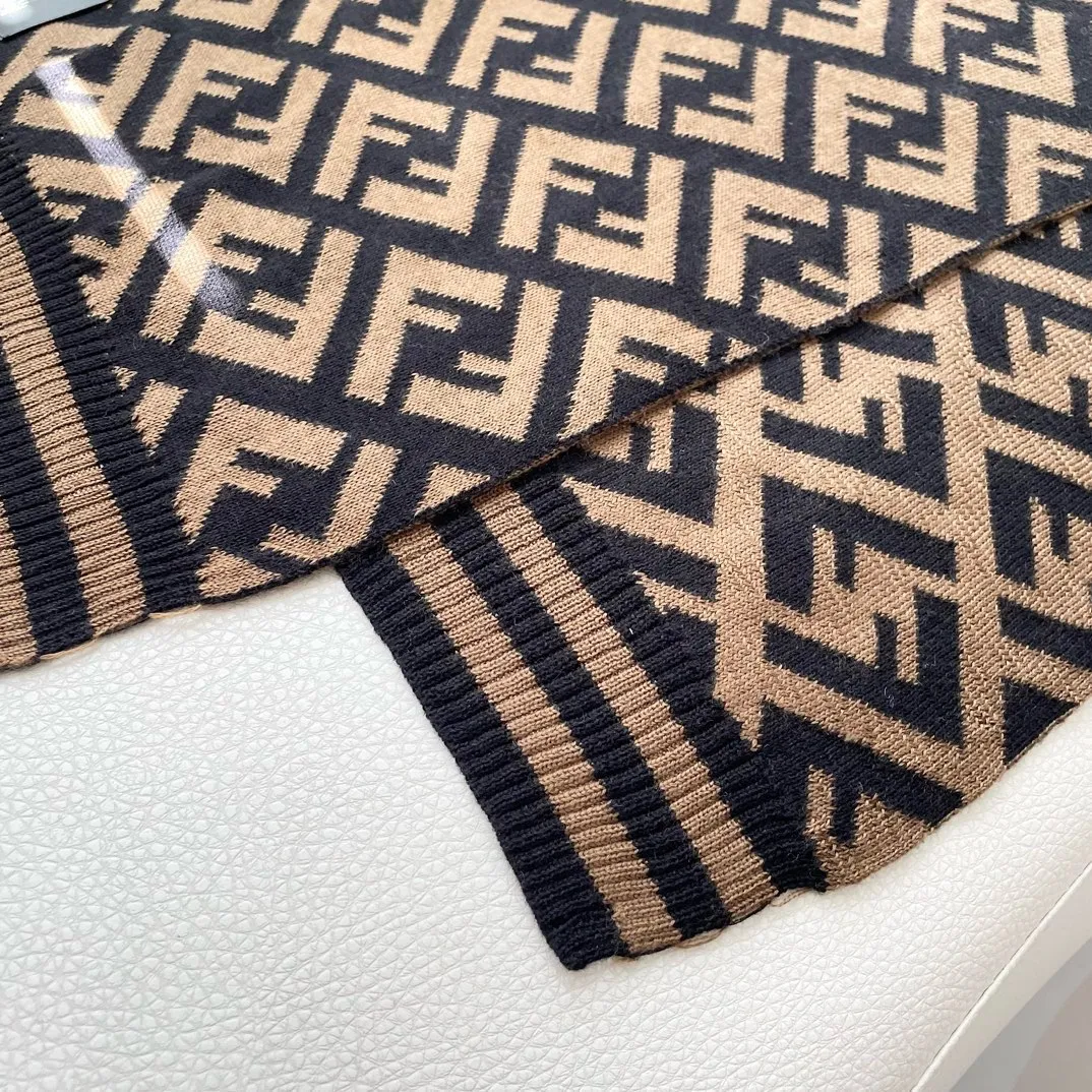 【FENDI  フェンディ】スカーフ 180*32CM   241207