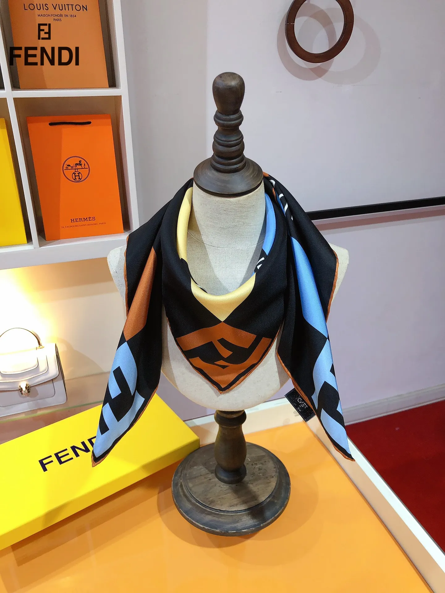 【FENDI  フェンディ】スカーフ90*90CM   241109