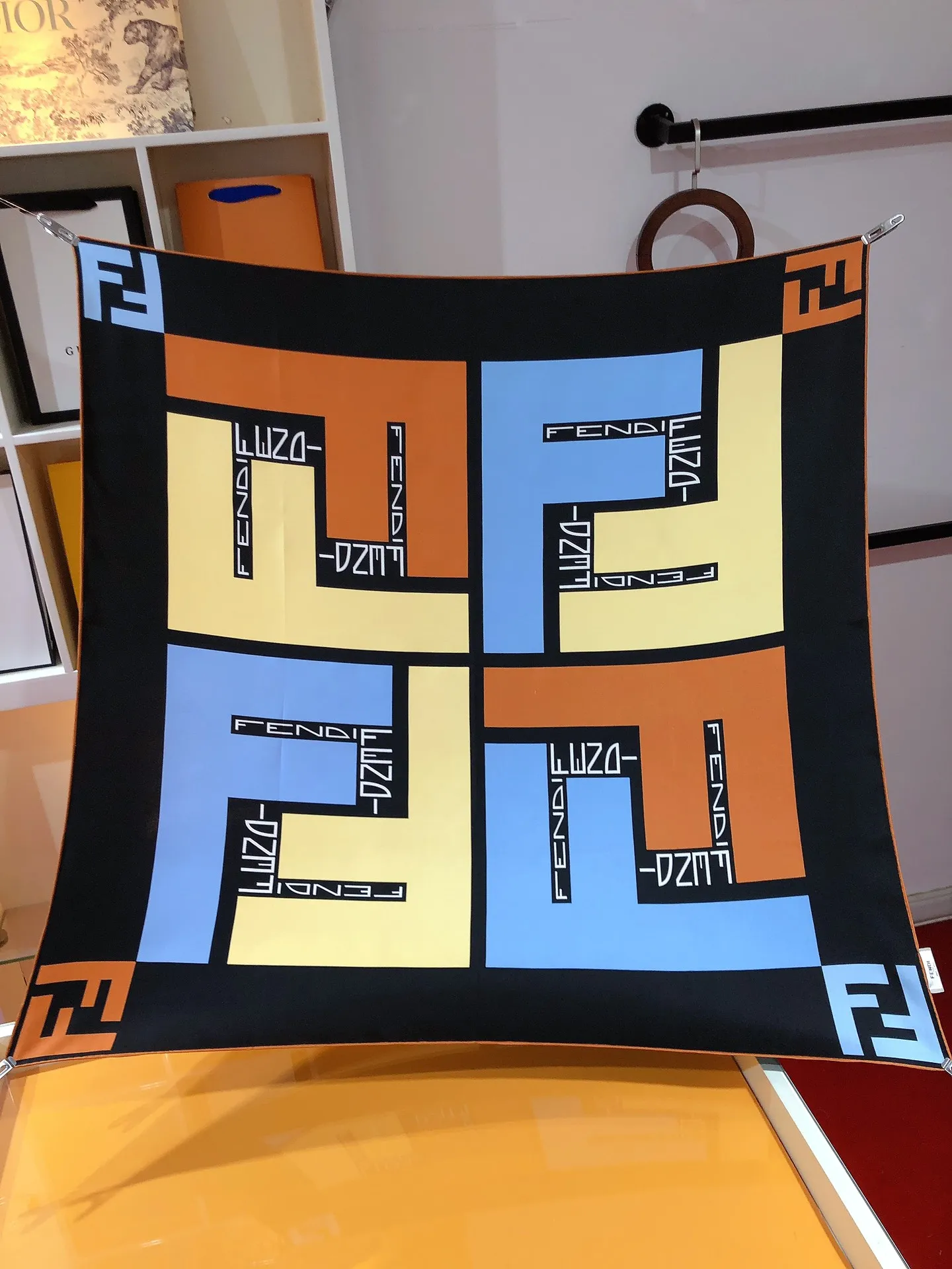 【FENDI  フェンディ】スカーフ90*90CM   241109