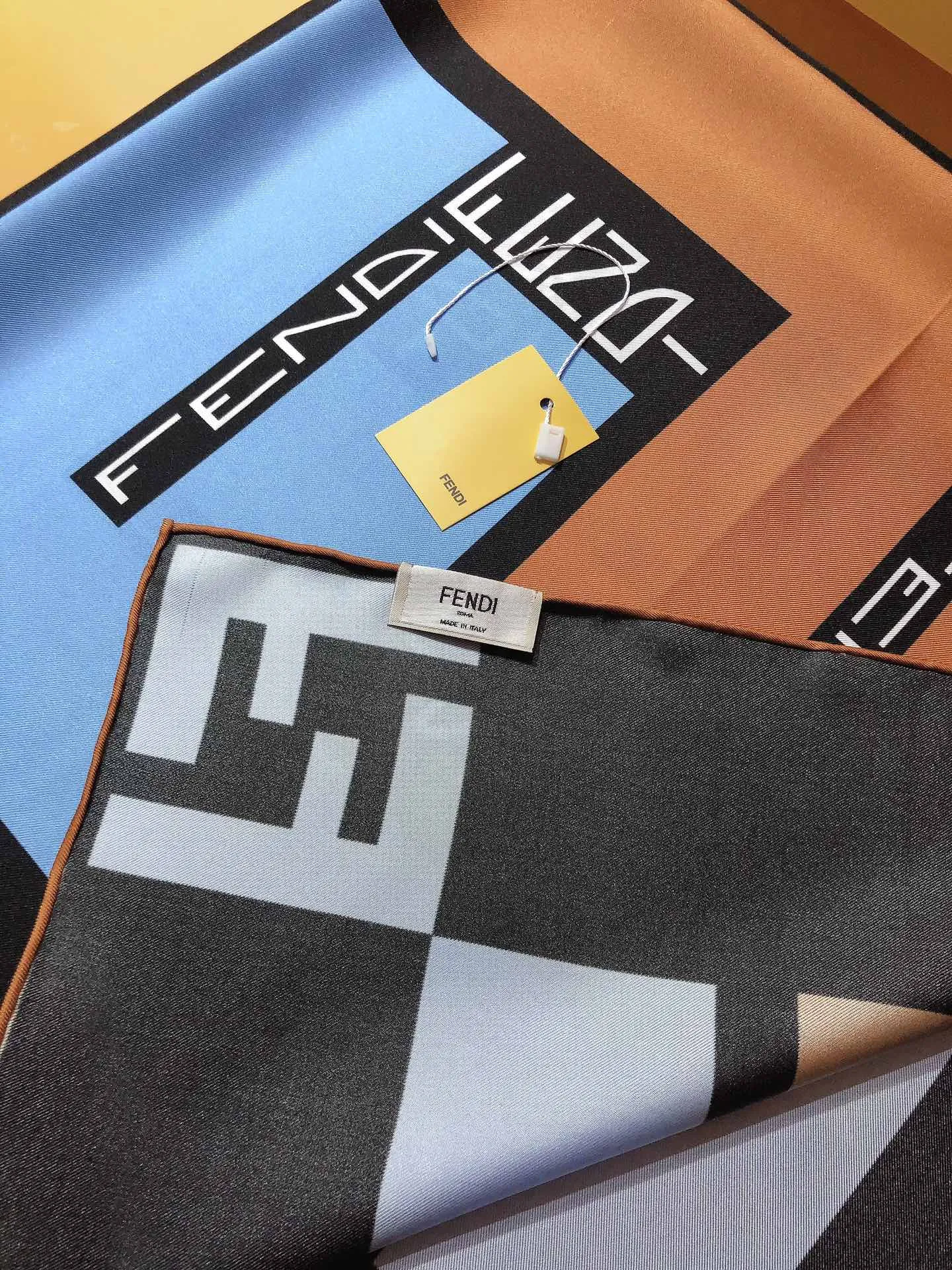 【FENDI  フェンディ】スカーフ90*90CM   241109