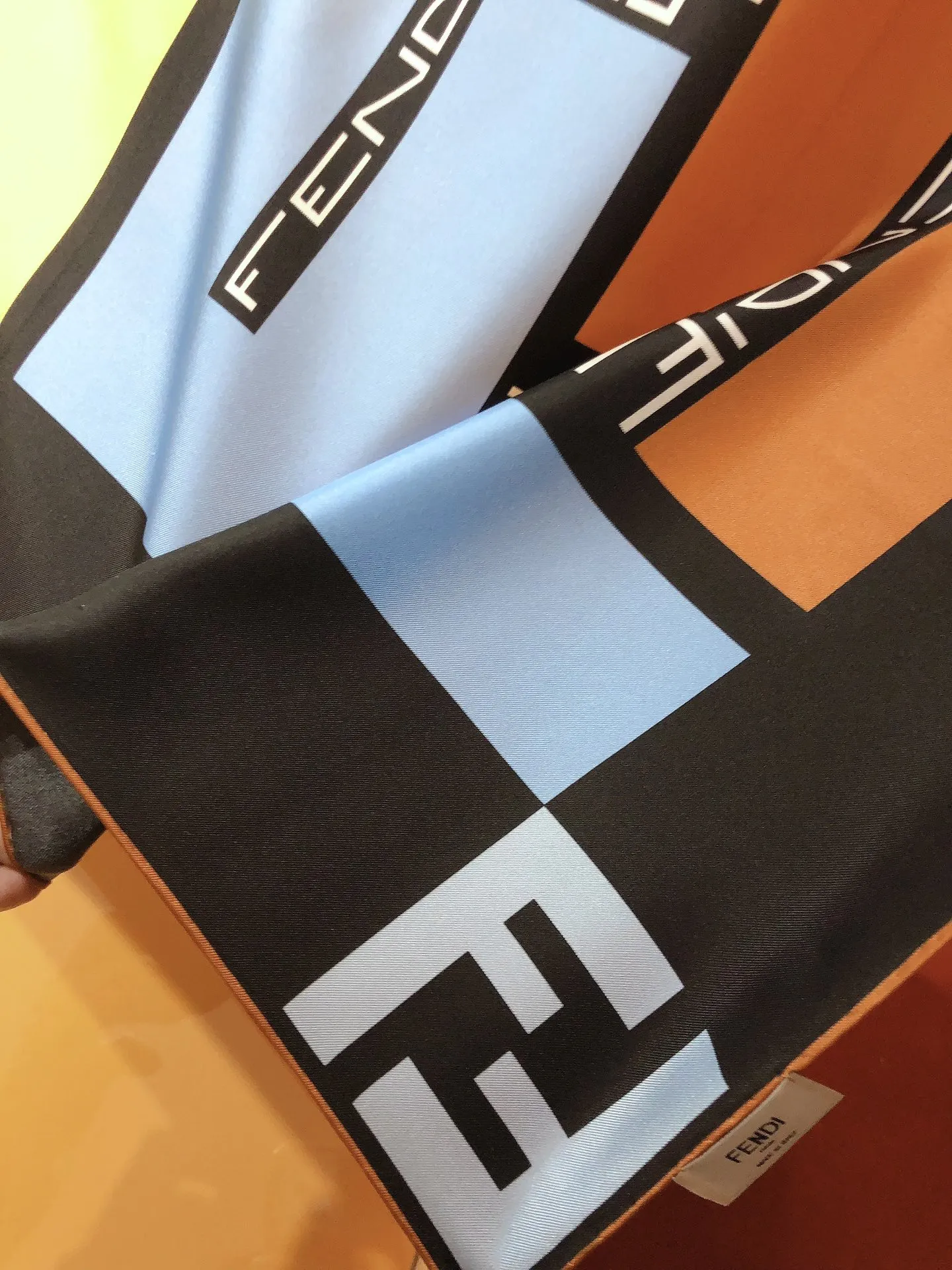 【FENDI  フェンディ】スカーフ90*90CM   241109