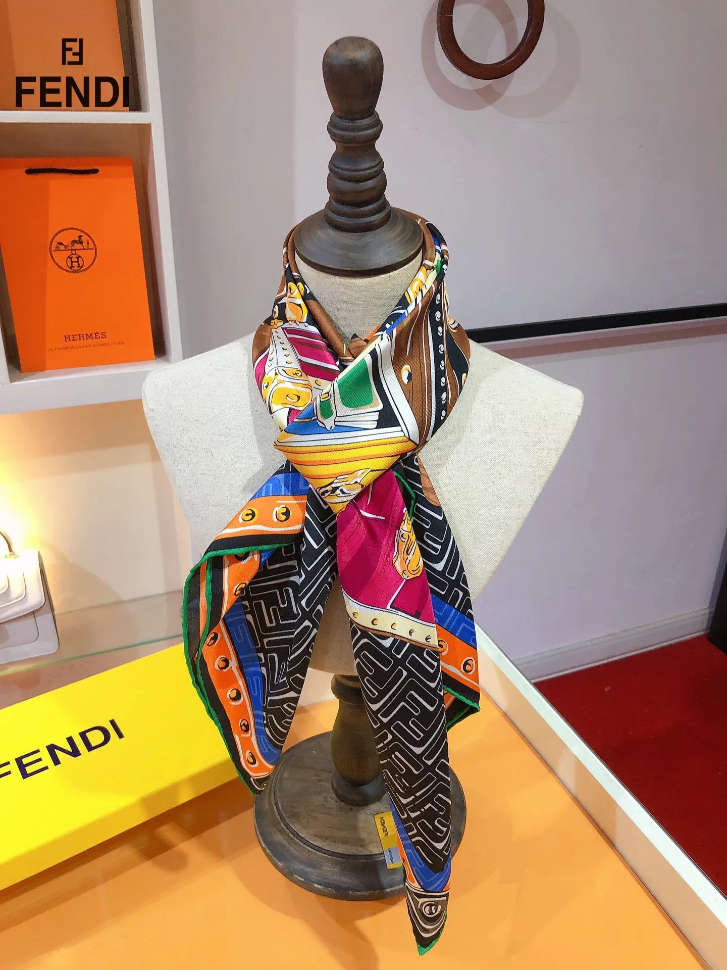 【FENDI  フェンディ】スカーフ90*90CM   241109