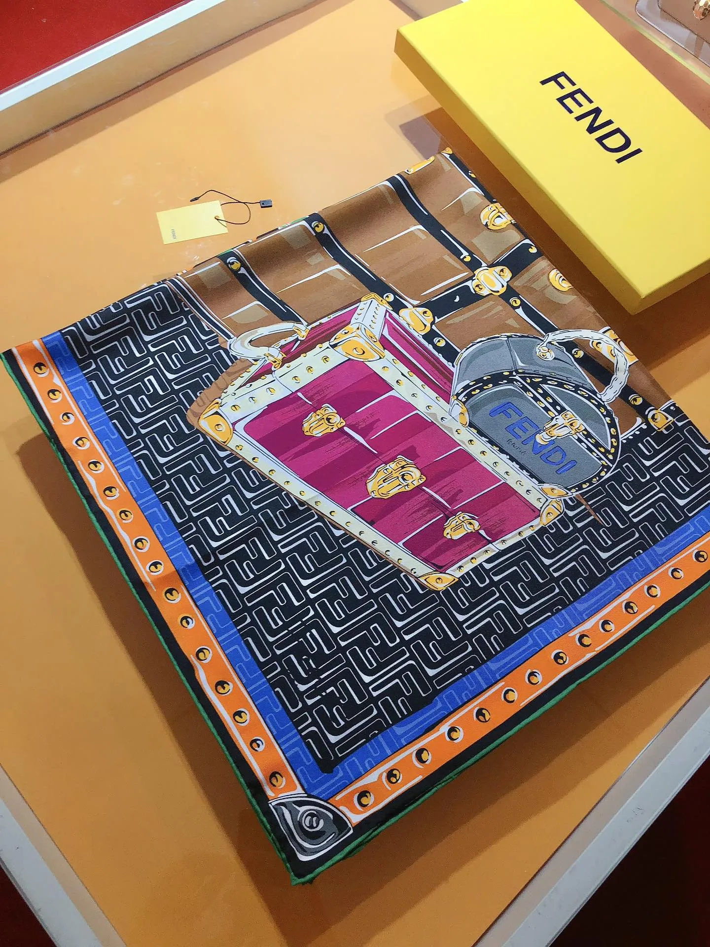 【FENDI  フェンディ】スカーフ90*90CM   241109