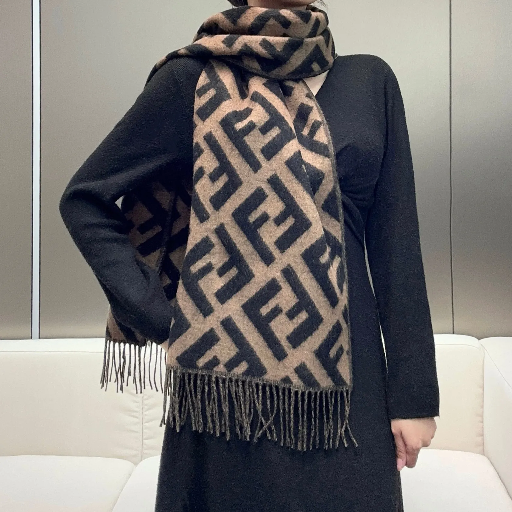 【FENDI  フェンディ】スカーフ45*170CM   241109
