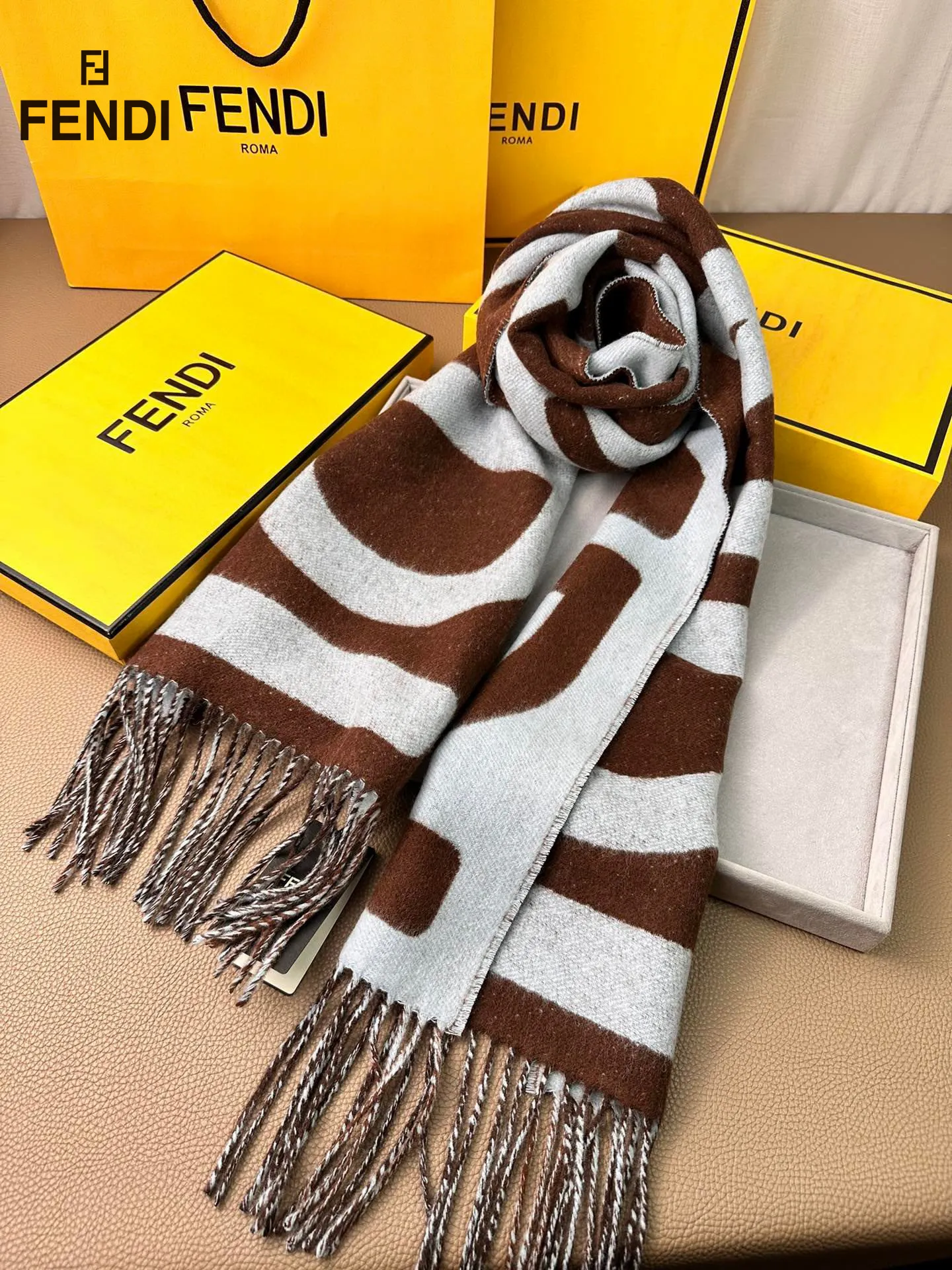 【FENDI  フェンディ】スカーフ30*180CM   241109