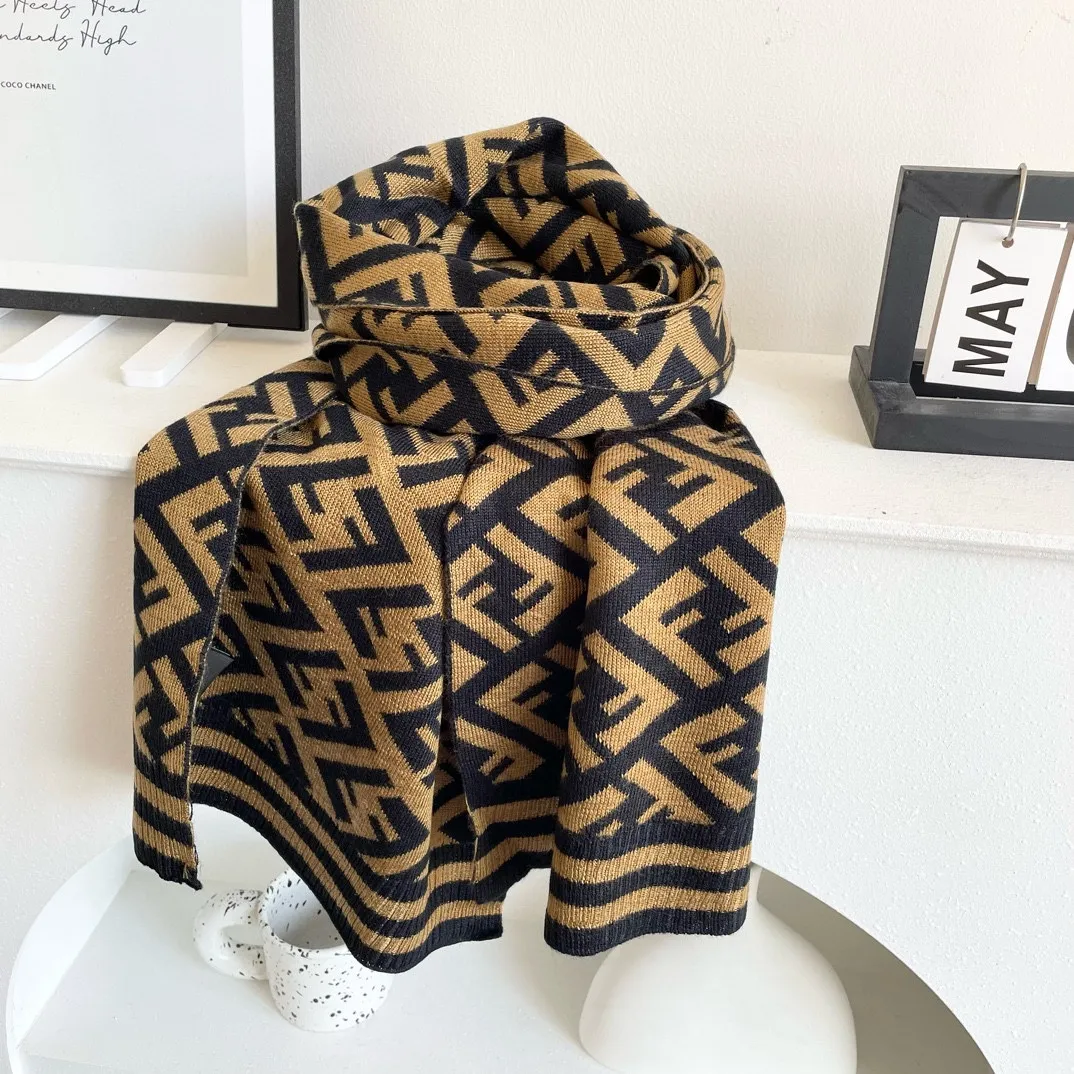 【FENDI  フェンディ】スカーフ36*180CM   241109