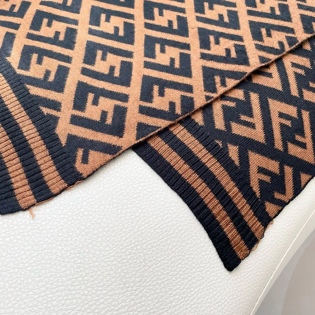 【FENDI  フェンディ】スカーフ36*180CM   241109