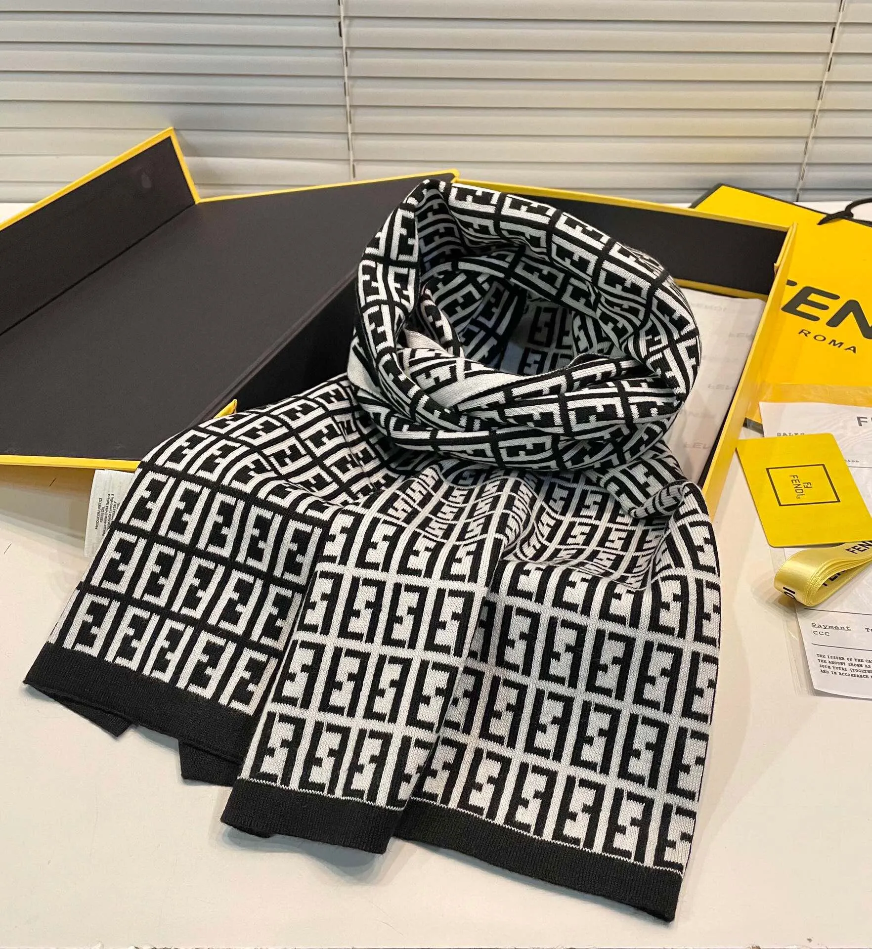 【FENDI  フェンディ】スカーフ32*200CM   241109