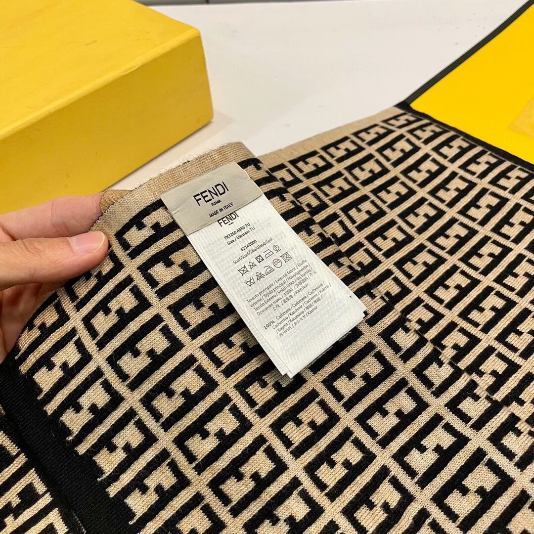 【FENDI  フェンディ】スカーフ32*200CM   241109